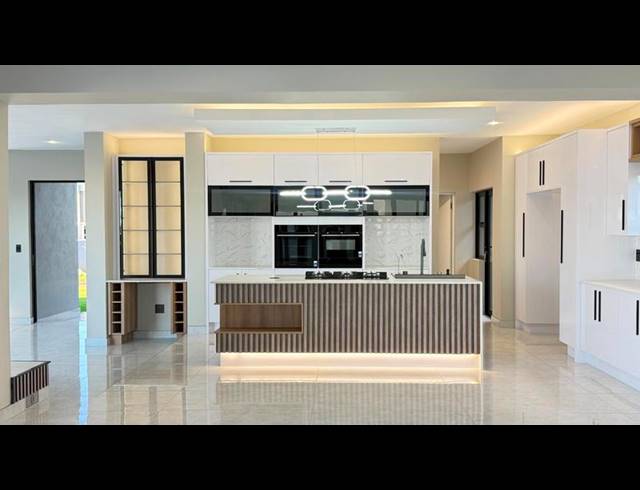 5 BEDROOM HOUSE FOR SALE IN MIDSTREAM HEIGHTS